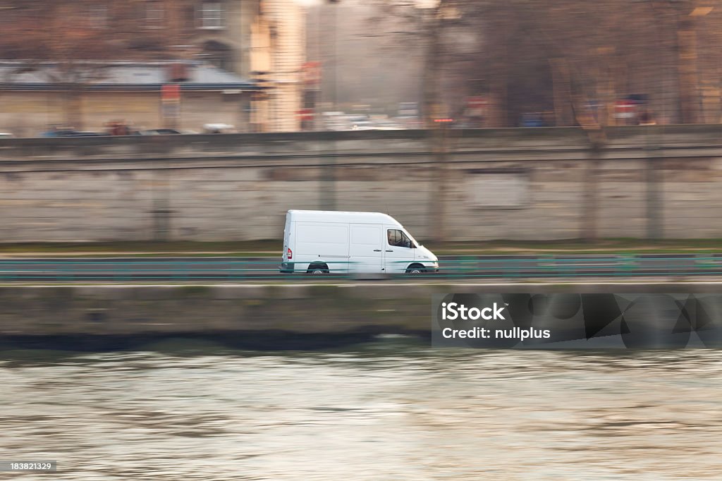 white Lastauto in paris - Lizenzfrei Lastauto Stock-Foto