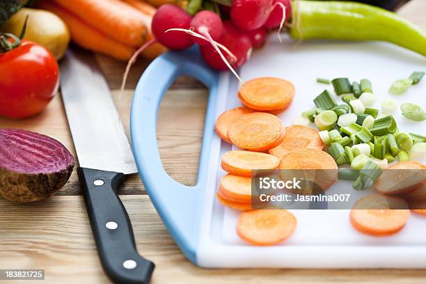 Verdura Fresca E Tagliare A Pezzetti Scheda - Fotografie stock e altre immagini di Agricoltura - Agricoltura, Alimentazione sana, Ambientazione interna