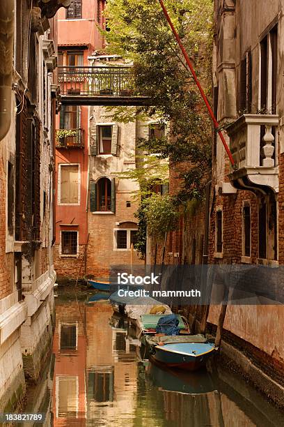 Motorboats En Un Canal De Venecia Foto de stock y más banco de imágenes de Agua - Agua, Canal - Corriente de agua, Ciudad