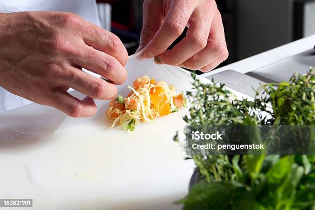 Chef Preparar Alimentos - Fotografias de stock e mais imagens de Adulto - Adulto, Alface, Alimentação Saudável