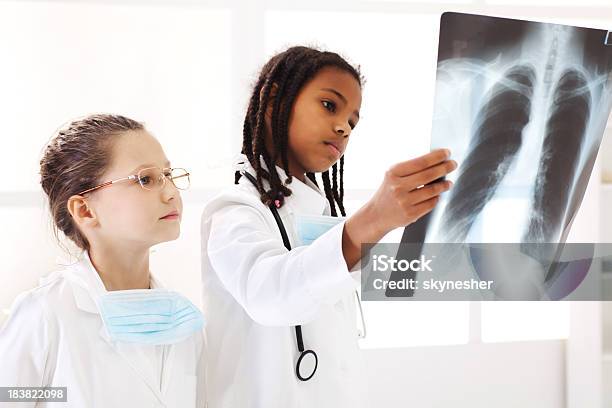 Pediatra Team Verifica Una Lastra Radiografica - Fotografie stock e altre immagini di Bambino - Bambino, Casacca, Medico