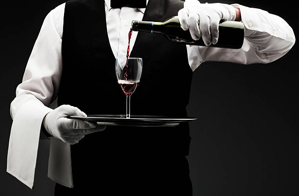 バトラー注ぐワイン - butler domestic staff waiter tuxedo ストックフォトと画像