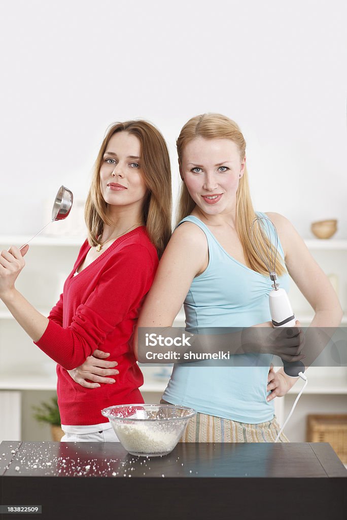Due giovani donne in cucina - Foto stock royalty-free di 20-24 anni