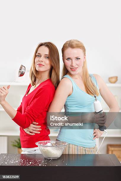 Duas Mulheres Jovens Na Cozinha - Fotografias de stock e mais imagens de 20-24 Anos - 20-24 Anos, 20-29 Anos, 25-29 Anos