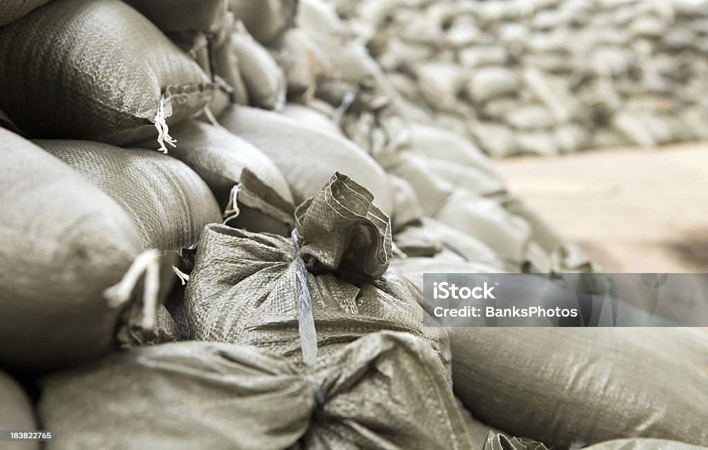 Saco de arena pared preparado para un gran difusión al río - Foto de stock de Saco de Arena libre de derechos