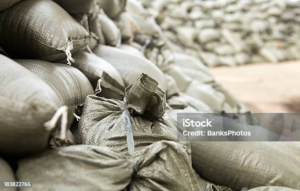 Saco De Arena Pared Preparado Para Un Gran Difusión Al Río Foto de stock y más banco de imágenes de Saco de Arena