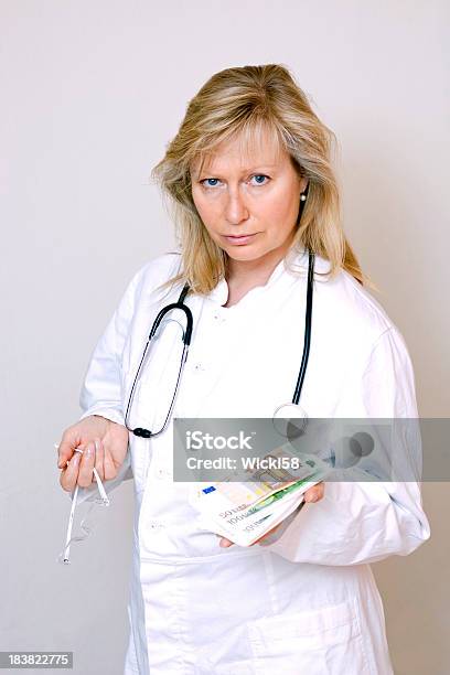 Taxa Do Médico - Fotografias de stock e mais imagens de Adulto - Adulto, Autoconfiança, Beleza