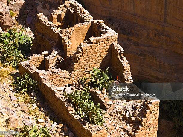 Ruinas De La Casa Foto de stock y más banco de imágenes de Aire libre - Aire libre, Aislado, Ajardinado