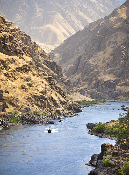 jetboot in hells canyon - snake river canyon stock-fotos und bilder