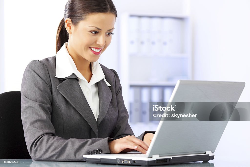 美しいビジネス女性のラップトップコンピューターを入力します。 - 1人のロイヤリティフリーストックフォト