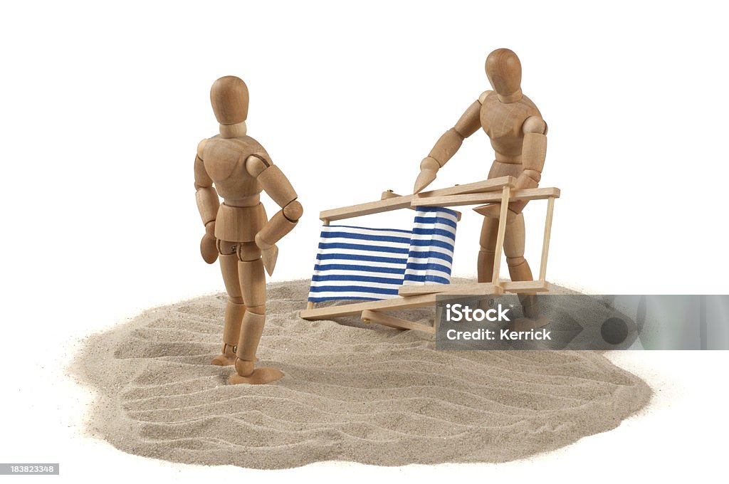 Проблемы с deckchair-Деревянный mannequins на пляж - Стоковые фото Пляж роялти-фри