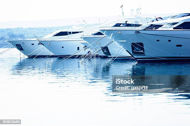 水上の贅沢 - マリーナのストックフォトや画像を多数ご用意 - マリーナ, ヨット, 大きい