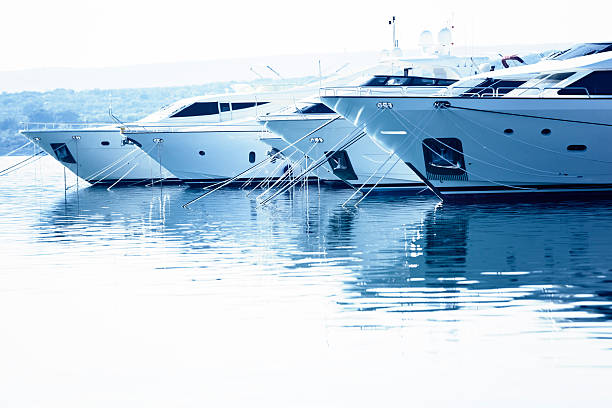 pływający luksusowe - nautical vessel moored yacht harbor zdjęcia i obrazy z banku zdjęć