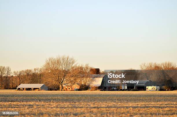 Farm Gebäude In Dem Kaffee Und Leichte Stockfoto und mehr Bilder von Ostküste von Maryland - Ostküste von Maryland, Scheune, Schweres Nutzfahrzeug