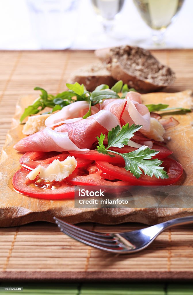 Prosciutto conciato, pomodoro e parmigiano - Foto stock royalty-free di Antipasto