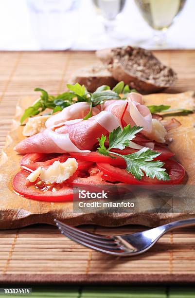 Presunto Curado Parmesão E Tomate - Fotografias de stock e mais imagens de Antipasto - Antipasto, Bacon, Carne