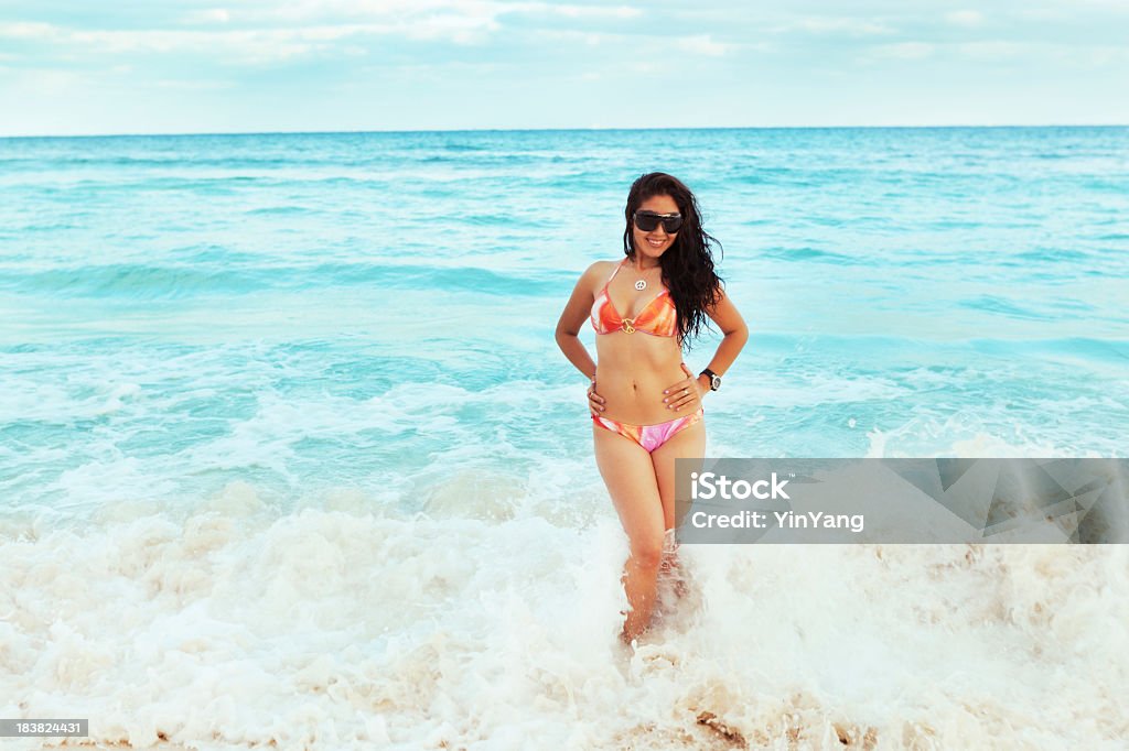 Отдыхающих Latina молодая женщина в воде на Карибское море, и пляж - Стоковые фото 20-29 лет роялти-фри