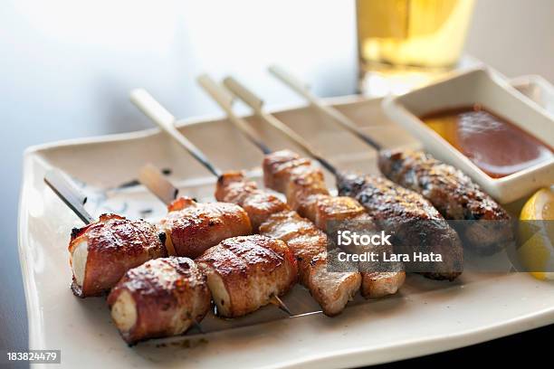 Spiedini Yakitori - Fotografie stock e altre immagini di Alla griglia - Alla griglia, Barbecue - Cibo, Birra