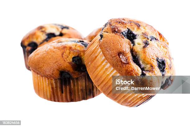 Muffin Ai Mirtilli - Fotografie stock e altre immagini di Muffin - Dolci - Muffin - Dolci, Muffin ai mirtilli, Sfondo bianco