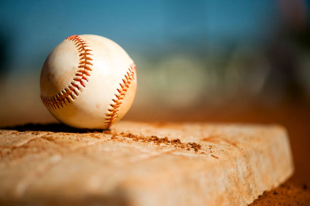 jovens league baseball na primeira base em close-up - baseball baseballs sport close up - fotografias e filmes do acervo