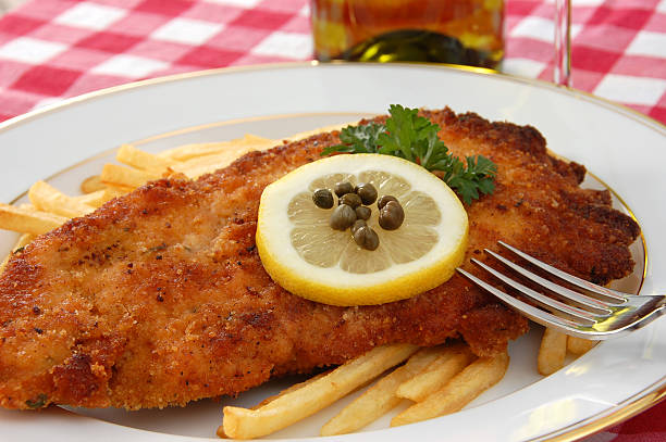 wiener sznycel - cutlet schnitzel french fries scaloppini zdjęcia i obrazy z banku zdjęć