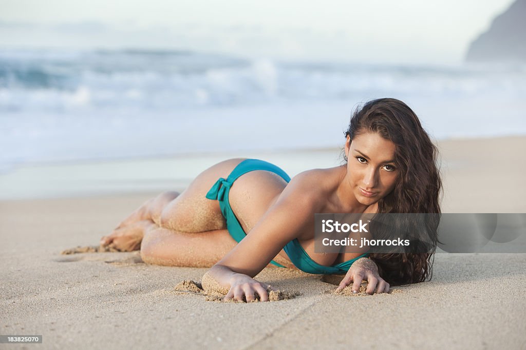 Attraente giovane donna in posa sulla spiaggia hawaiana - Foto stock royalty-free di Spiaggia