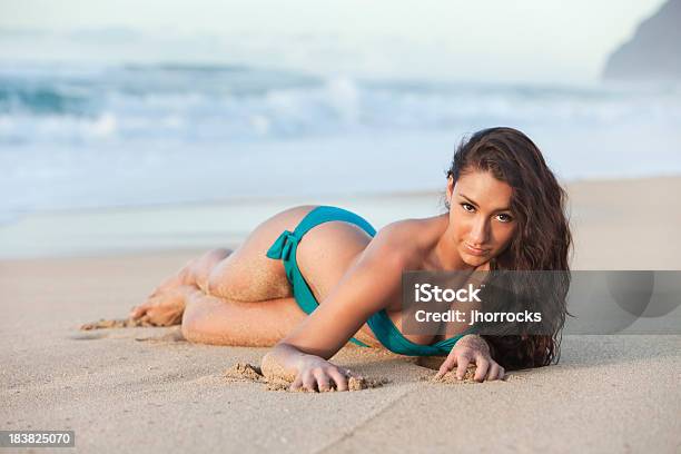 Attraente Giovane Donna In Posa Sulla Spiaggia Hawaiana - Fotografie stock e altre immagini di Spiaggia