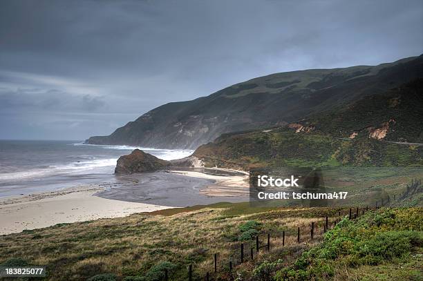 Costa Del Big Sur Rock - Fotografie stock e altre immagini di Acqua - Acqua, Ambiente, Autostrada