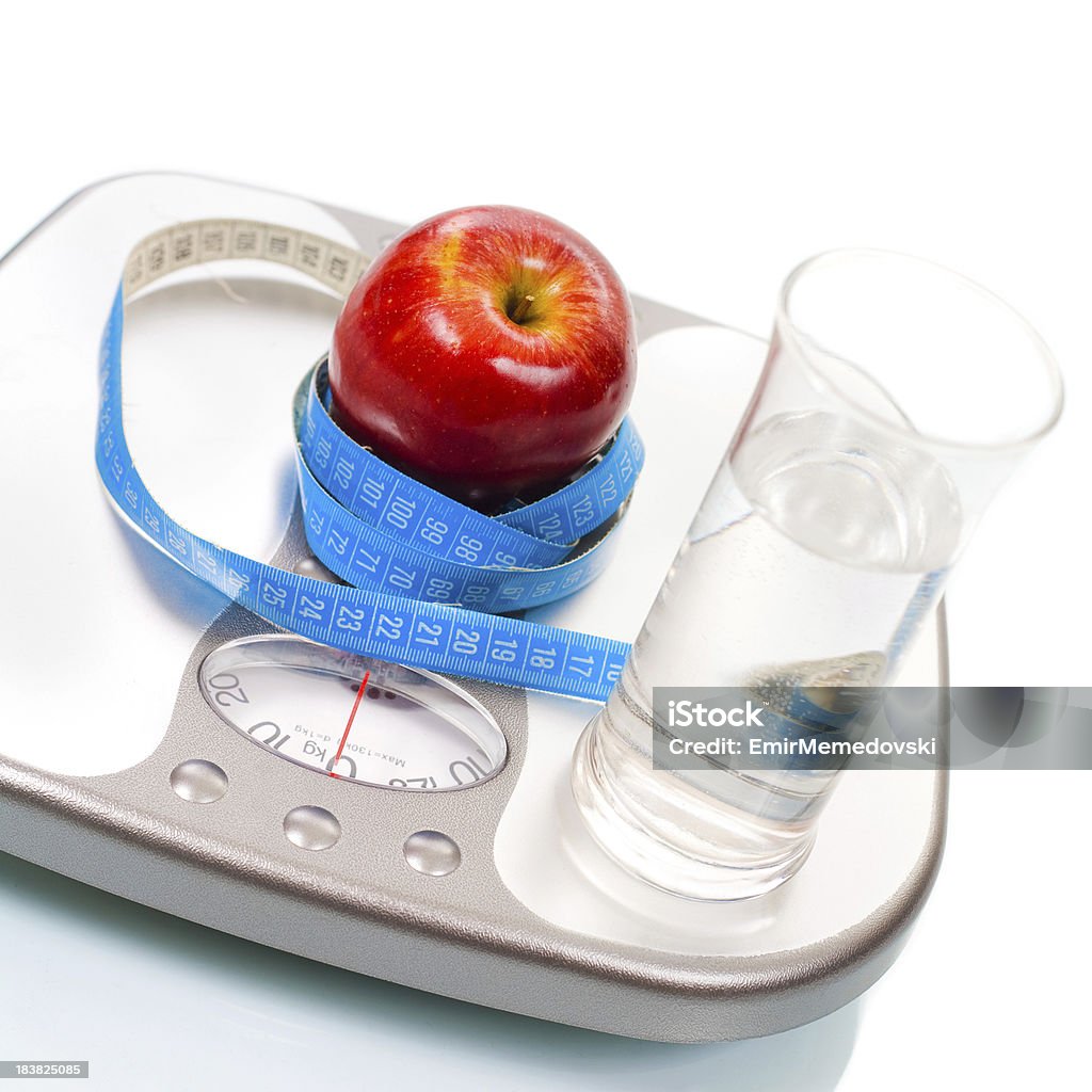 Waage, Äpfeln und Glas Wasser - Lizenzfrei Apfel Stock-Foto