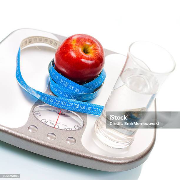 Waage Äpfeln Und Glas Wasser Stockfoto und mehr Bilder von Apfel - Apfel, Trinkglas, Wasser