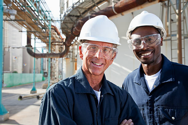 multirazziale lavoratori in pianta industriale - manufacturing occupation african descent refinery manual worker foto e immagini stock