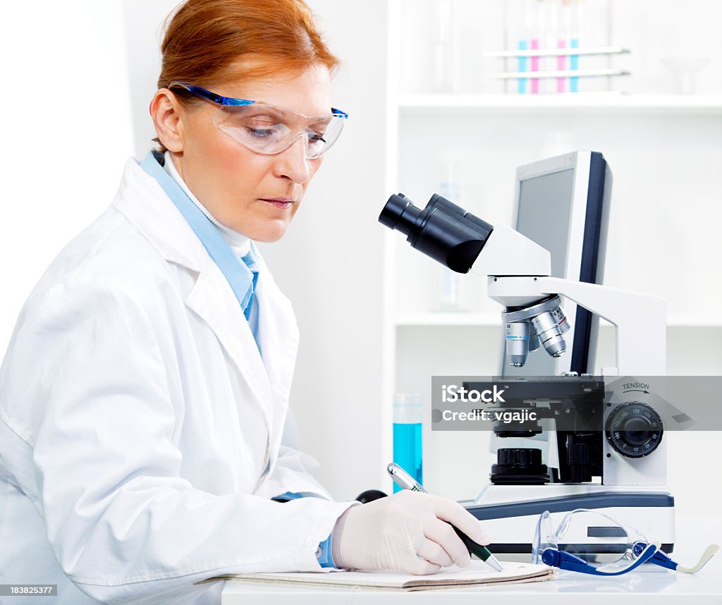 Senior donna scienziato in laboratorio - Foto stock royalty-free di Laboratorio