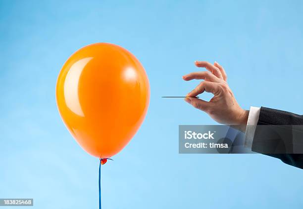 Balloon Angegriffen Von Hand Mit Nadel Stockfoto und mehr Bilder von Luftballon - Luftballon, Explodieren, Nadel - Kurzwaren