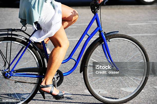 Photo libre de droit de Jeune Fille À Vélo Dans La Circulation banque d'images et plus d'images libres de droit de Danemark - Danemark, Faire du vélo, Image saisie sur le vif