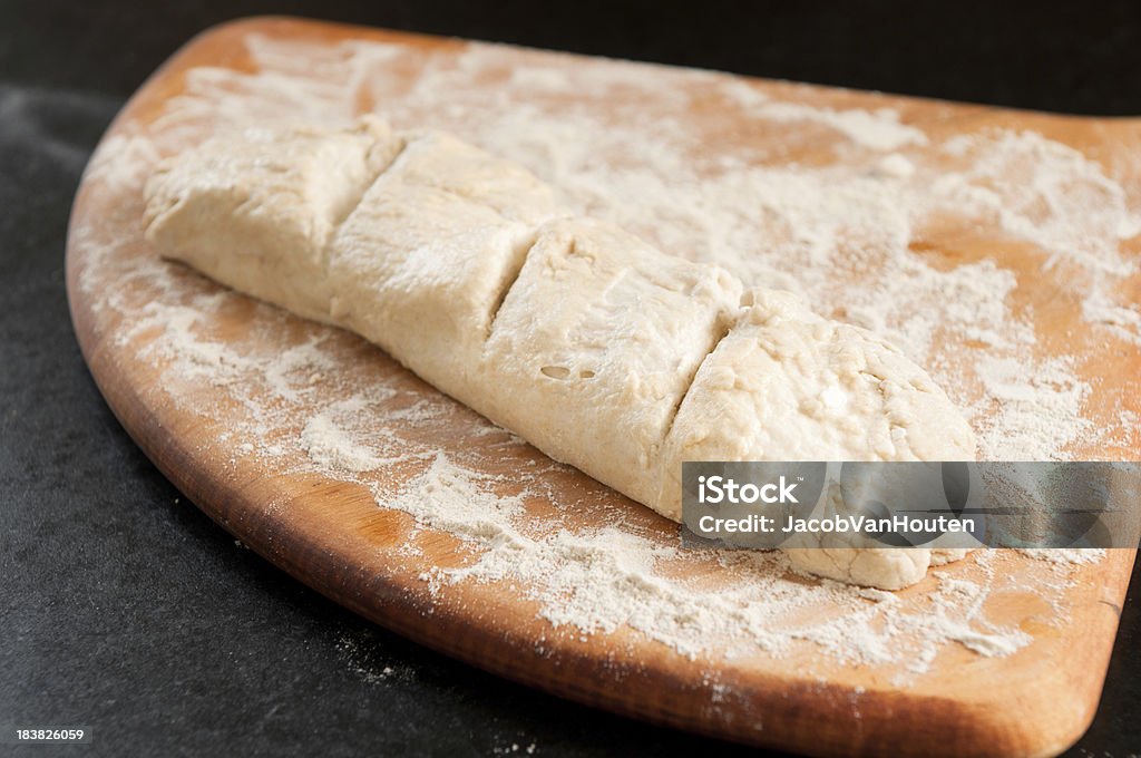 生のパンの皮のピザパドルボートに座る - アウトフォーカスのロイヤリティフリーストックフォト