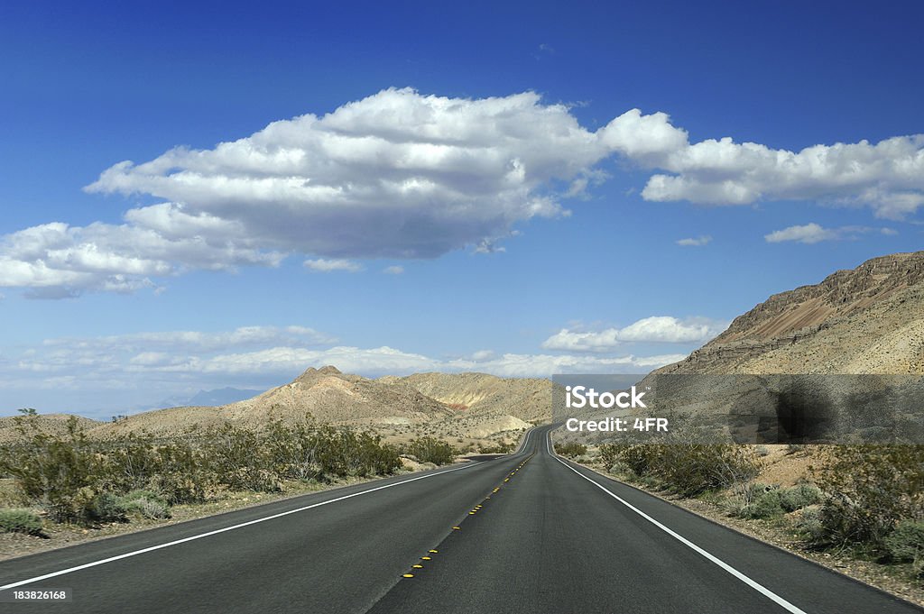 Долина Огня, Невада, США - Стоковые фото Извилистая дорога роялти-фри