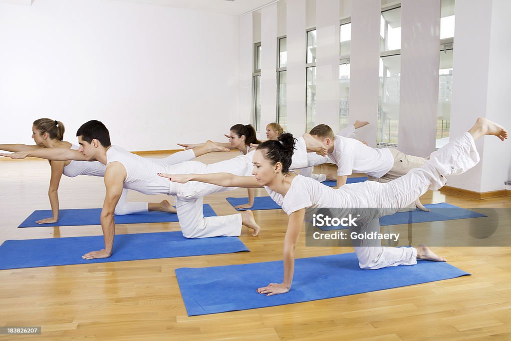 Gruppe von Menschen, die yoga-Übungen. - Lizenzfrei Attraktive Frau Stock-Foto