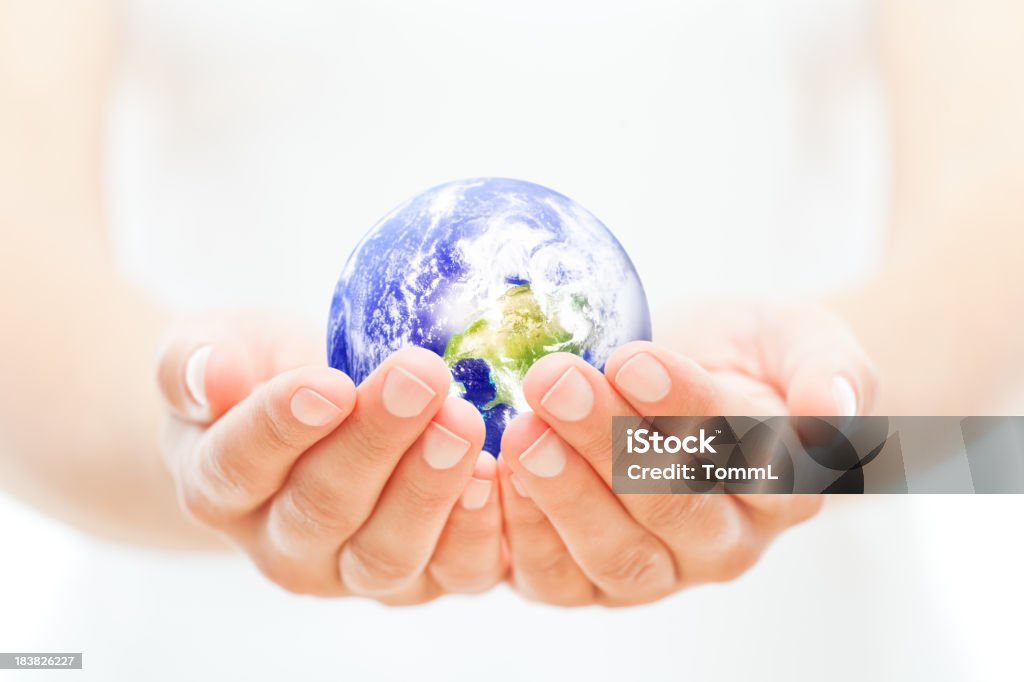 Planète Terre dans un contenant les mains de la femme - Photo de Adulte libre de droits