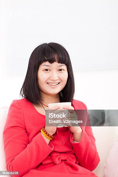 Sorridente Mulher Asiática - Fotografias de stock e mais imagens de Adulto - Adulto, Alegria, Asiático e indiano