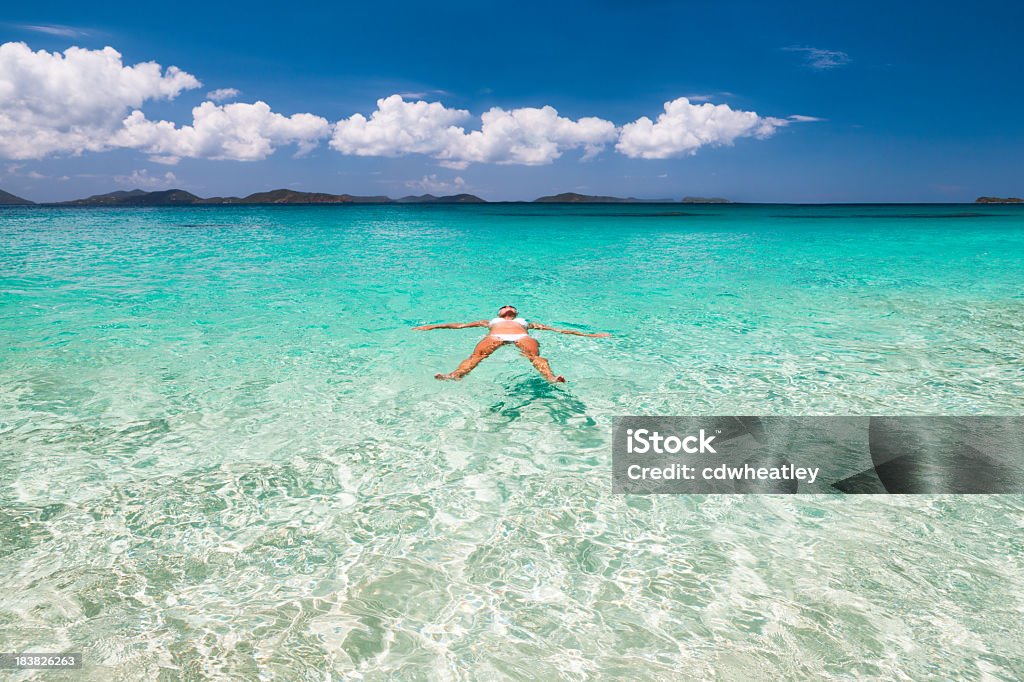 女性に浮かんで澄み切った水では、カリブ海のビーチ - 1人のロイヤリティフリーストックフォト