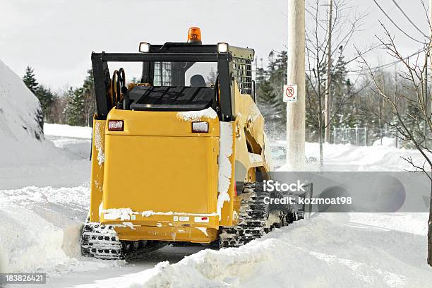 歩道の雪の削除シリーズ - Winterdienstのストックフォトや画像を多数ご用意 - Winterdienst, カラー画像, スキッドステアローダー