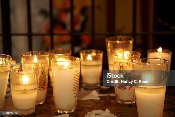 촉광 멕시코 캐서드럴 대성당은 예배 장소로서의 공식적인 위치일 뿐 아니라 멕시코 촛불-조명 장비에 대한 스톡 사진 및 기타 이미지 - 촛불-조명 장비, 성자, 기도하기