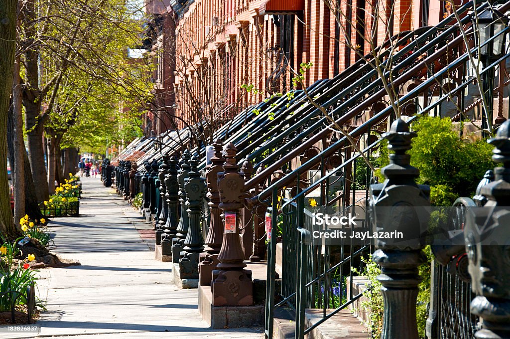 Fila di case residenziali, Park Slope, a Brooklyn, New York City, Stati Uniti - Foto stock royalty-free di Primavera