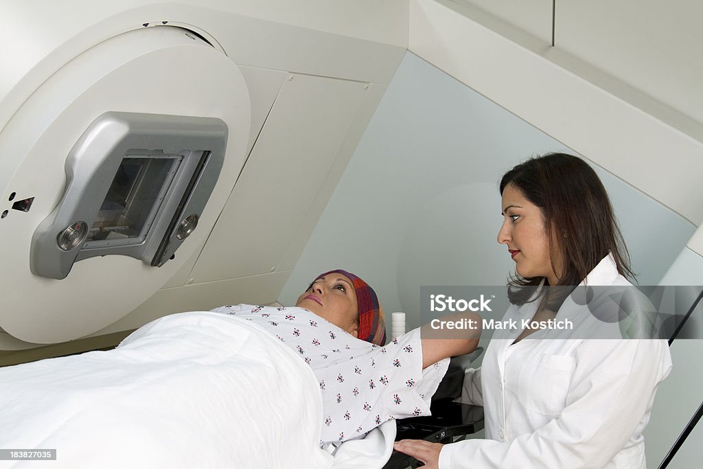 Hispânico mulher a ser tratado para o cancro da mama - Royalty-free Radioterapia Foto de stock