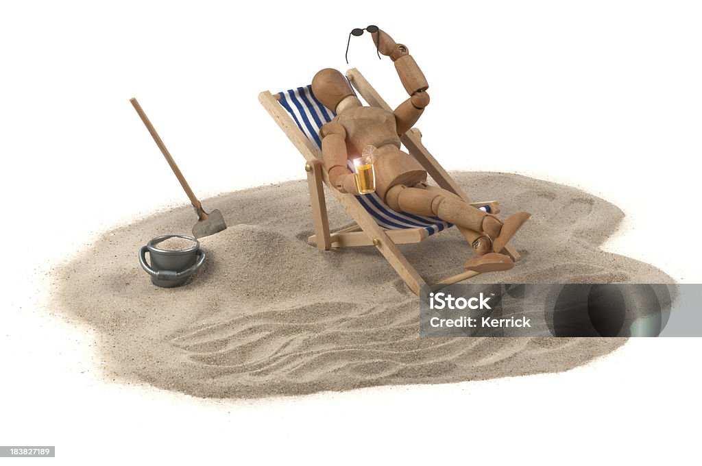 Vacanza-in legno Manichino in deckchair con occhiali da sole e bevande - Foto stock royalty-free di Modella per artisti