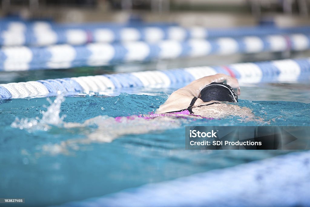 Weibliche Schwimmer-Freestyle in Bahnen im Innenpool - Lizenzfrei Schwimmen Stock-Foto