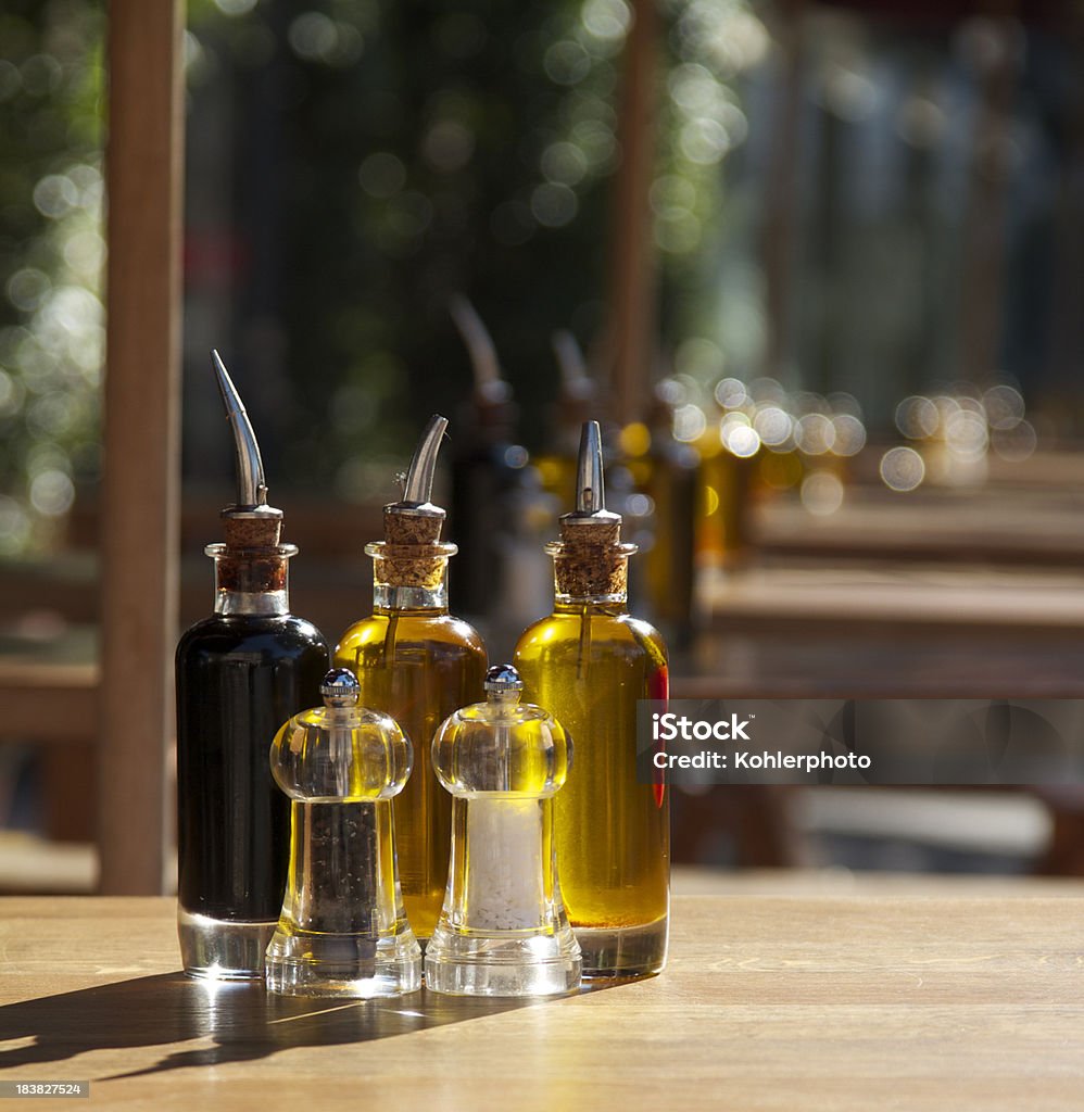 Bottiglie di olio d'oliva e aceto, sale e pepe - Foto stock royalty-free di Aceto balsamico