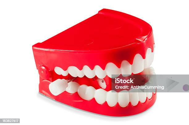 Plastica Ventoup Delle Vibrazioni Dentiera Finta Su Sfondo Bianco -  Fotografie stock e altre immagini di Dentiera Finta - iStock