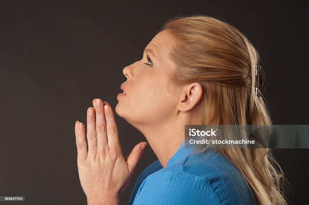 Vista lateral de mujer rubia medida - Foto de stock de Manos juntas libre de derechos