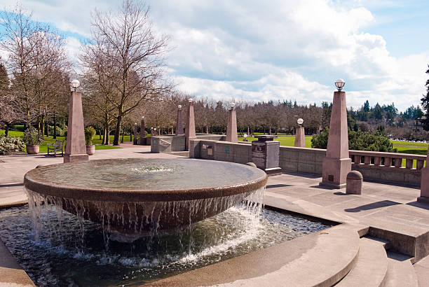 fontana a park nel centro di bellevue, wa - bellevue washington state foto e immagini stock
